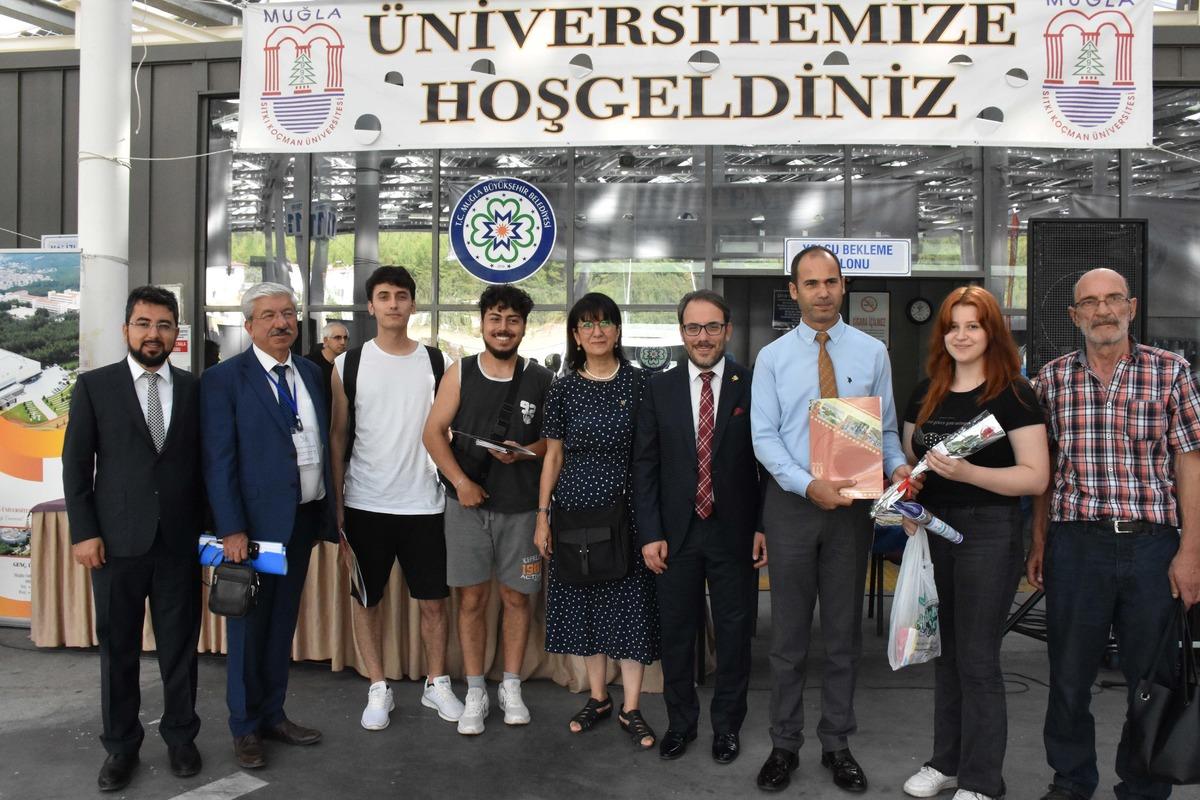 Muğla'da &uuml;niversite &ouml;ğrencileri otogarda karanfillerle karşılandı