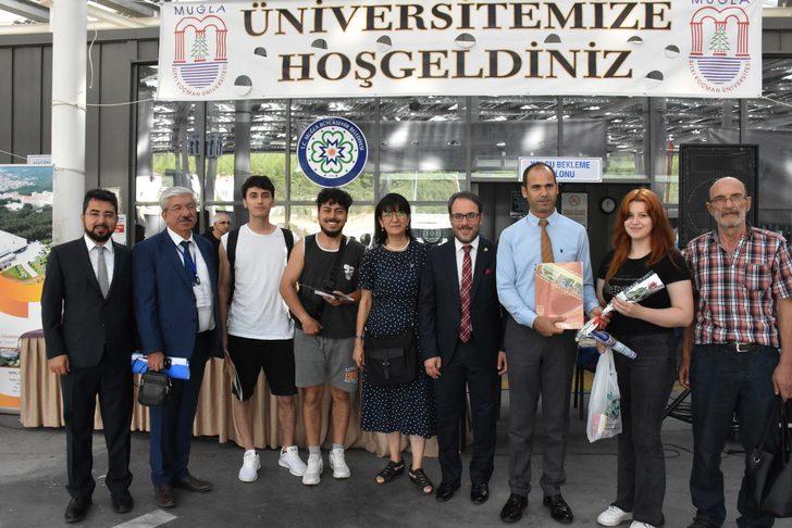 Muğla'da üniversite öğrencileri otogarda karanfillerle karşılandı G1