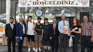 Muğla'da üniversite öğrencileri otogarda karanfillerle karşılandı