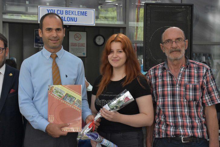 Muğla'da üniversite öğrencileri otogarda karanfillerle karşılandı G2