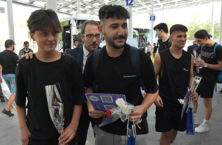 Muğla'da üniversite öğrencileri otogarda karanfillerle karşılandı G3
