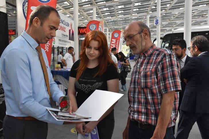 Muğla'da üniversite öğrencileri otogarda karanfillerle karşılandı G4