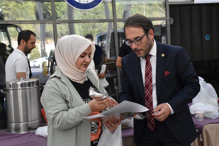 Muğla'da üniversite öğrencileri otogarda karanfillerle karşılandı G5