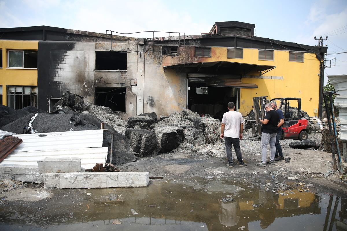 Mersin'de geri d&ouml;n&uuml;ş&uuml;m tesisinde &ccedil;ıkan yangın s&ouml;nd&uuml;r&uuml;ld&uuml;