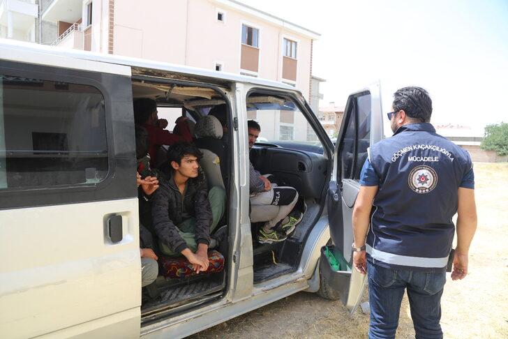 Van'da polislerce durdurulan minibüste 20 düzensiz göçmen yakalandı G1