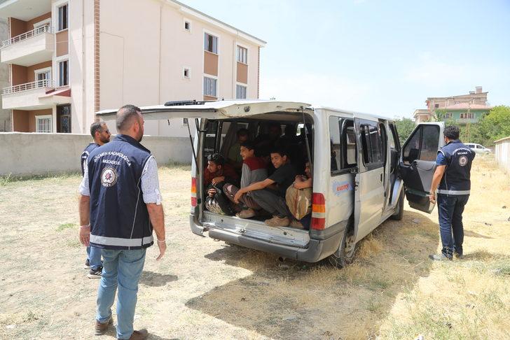 Van'da polislerce durdurulan minibüste 20 düzensiz göçmen yakalandı G2