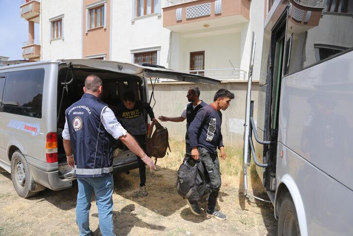 Van'da polislerce durdurulan minibüste 20 düzensiz göçmen yakalandı G3