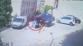 Şaşkına çeviren görüntüler! Düşmek üzere olan minibüsü kadınlar havada tuttu