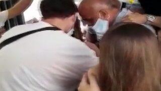 Metrobüste taciz ortalığı karıştırdı! Yolcular yakaladı, kadın tokatladı