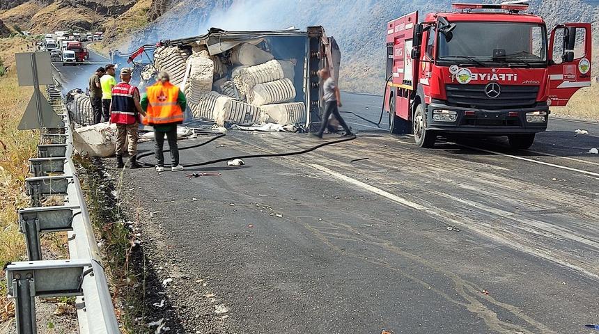 Ağrı'da kamyon ile çarpışan tırın sürücüsü yaralandı