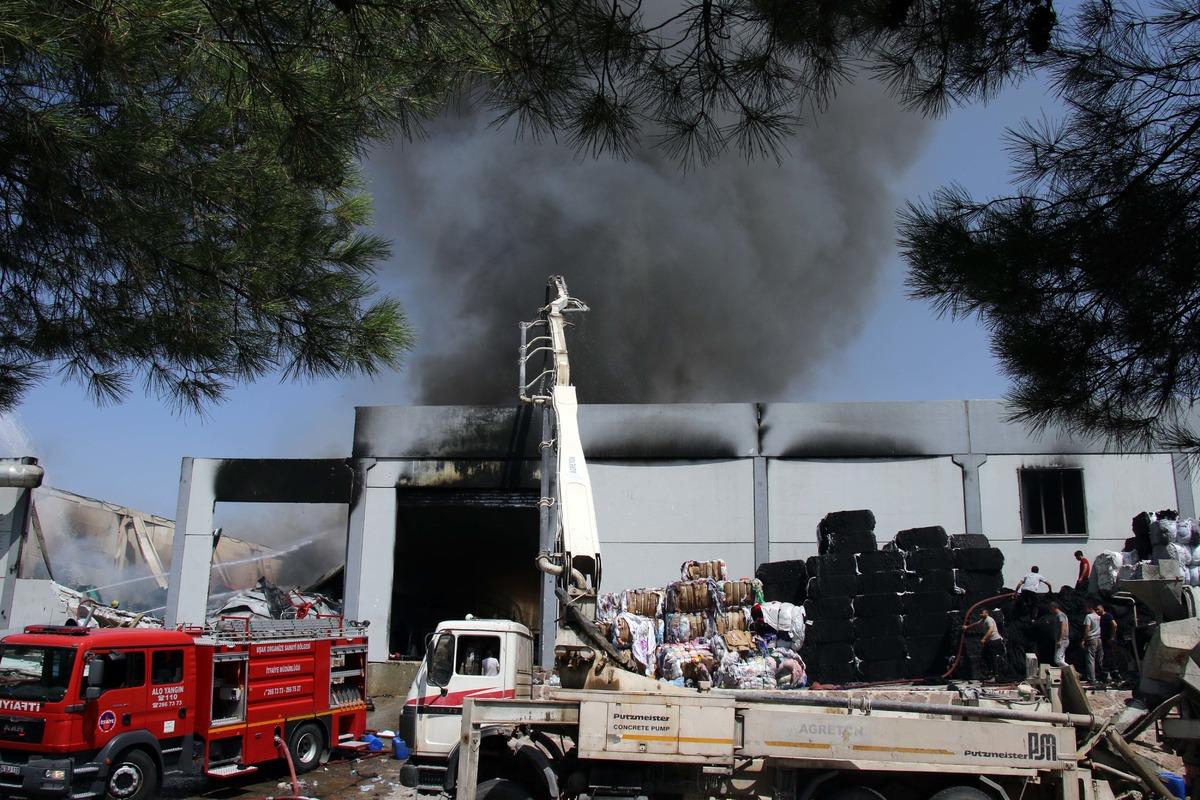 G&Uuml;NCELLEME 2 - Uşak'ta iplik fabrikasında &ccedil;ıkan yangın s&ouml;nd&uuml;r&uuml;ld&uuml;