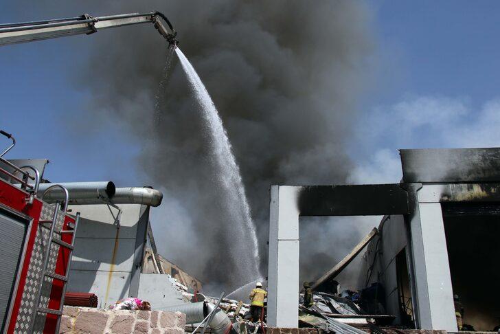 GÜNCELLEME 2 - Uşak'ta iplik fabrikasında çıkan yangın söndürüldü G2