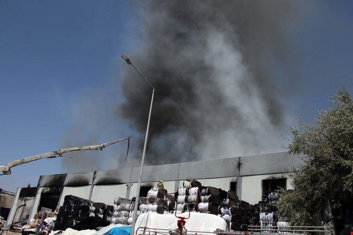 GÜNCELLEME 2 - Uşak'ta iplik fabrikasında çıkan yangın söndürüldü G3