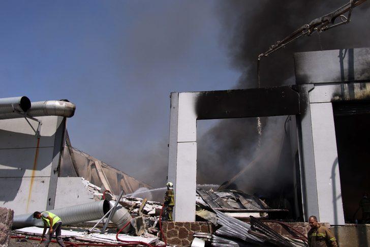 GÜNCELLEME 2 - Uşak'ta iplik fabrikasında çıkan yangın söndürüldü G4