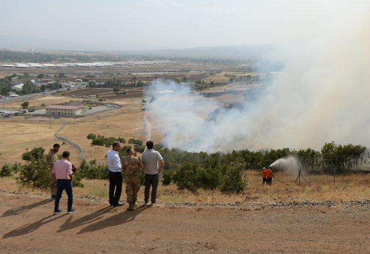 GÜNCELLEME - Bingöl'de meşelik ve otluk alanda çıkan yangın kontrol altına alındı G1
