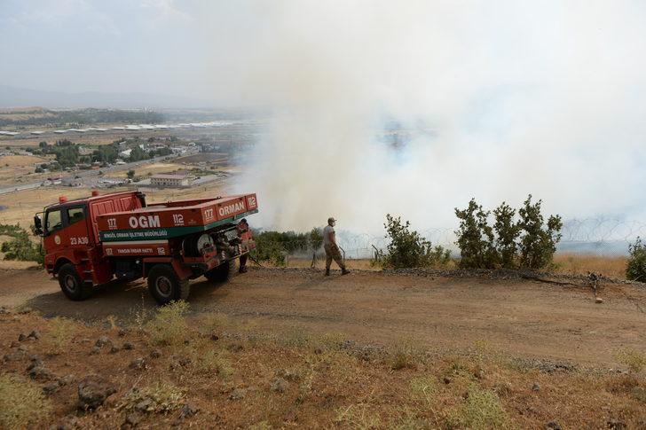 GÜNCELLEME - Bingöl'de meşelik ve otluk alanda çıkan yangın kontrol altına alındı G2