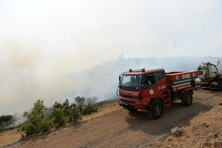 GÜNCELLEME - Bingöl'de meşelik ve otluk alanda çıkan yangın kontrol altına alındı G3