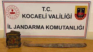 Kocaeli'de tarihi eser olduğu değerlendirilen deri kemer ve kitap ele geçirildi