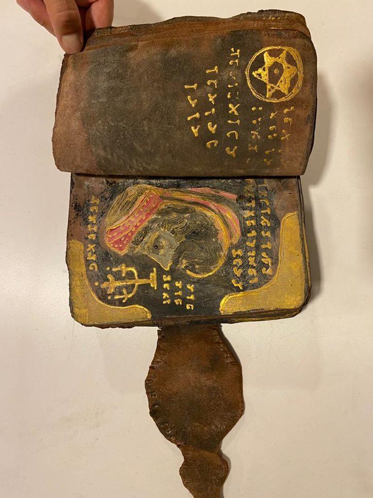 Kocaeli'de tarihi eser olduğu değerlendirilen deri kemer ve kitap ele geçirildi G3