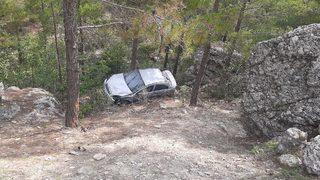 Adana'da uçuruma yuvarlanan otomobildeki 2 kişi yaralandı