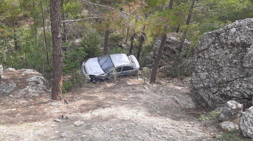 Adana'da uçuruma yuvarlanan otomobildeki 2 kişi yaralandı