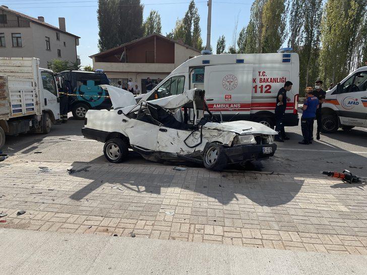 Aksaray'da otomobilin kamyona çarpması sonucu 2 kişi öldü G3