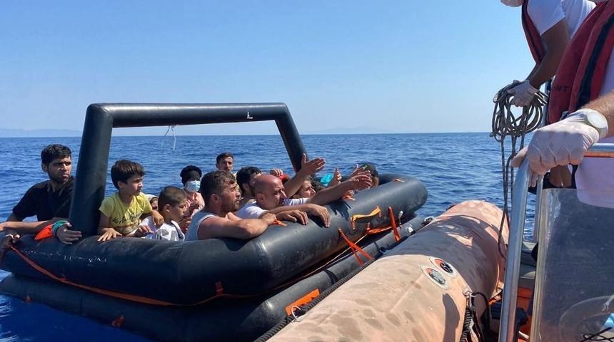 İzmir açıklarında geri itilen 128 düzensiz göçmen kurtarıldı