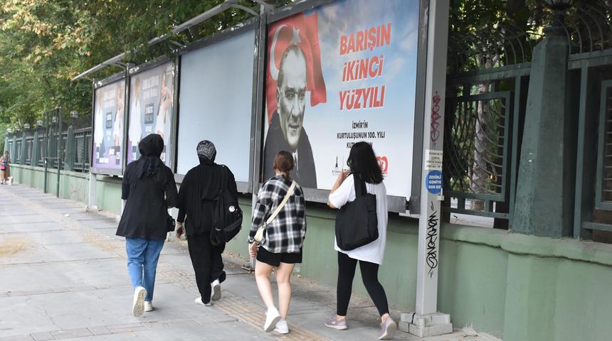 İzmir'de tartışma yaratan afiş! Kentin dört bir tarafına asıldı