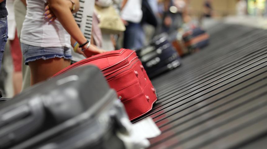 Havalimanında yakalandı: Çantasından çıkanlar pes dedirtti!