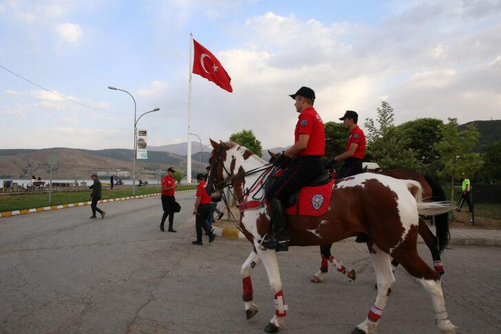 Malazgirt Zaferi etkinliklerine katılacak atlı birlik Van Gölü sahilinde devriye görevi yaptı G1