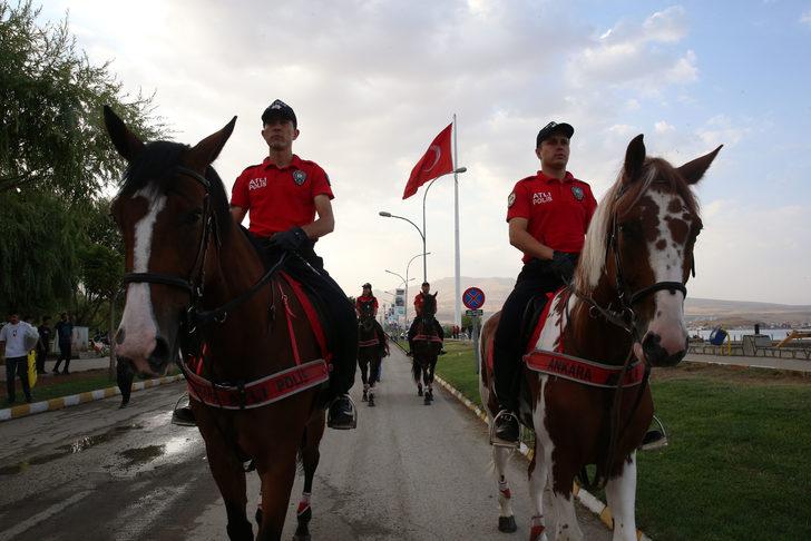 Malazgirt Zaferi etkinliklerine katılacak atlı birlik Van Gölü sahilinde devriye görevi yaptı G2
