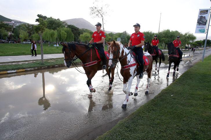 Malazgirt Zaferi etkinliklerine katılacak atlı birlik Van Gölü sahilinde devriye görevi yaptı G3