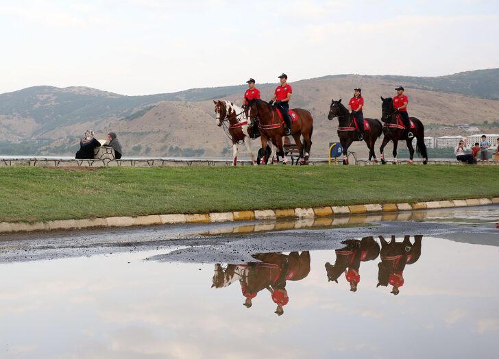 Malazgirt Zaferi etkinliklerine katılacak atlı birlik Van Gölü sahilinde devriye görevi yaptı G4