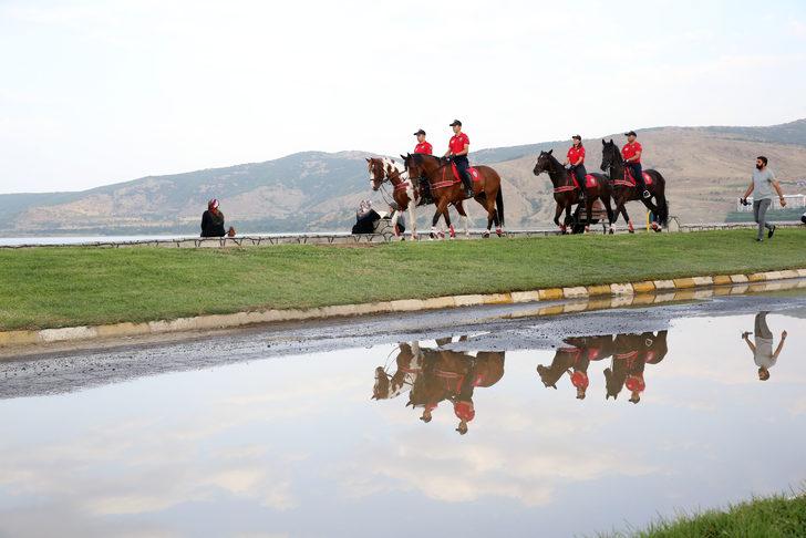 Malazgirt Zaferi etkinliklerine katılacak atlı birlik Van Gölü sahilinde devriye görevi yaptı G5