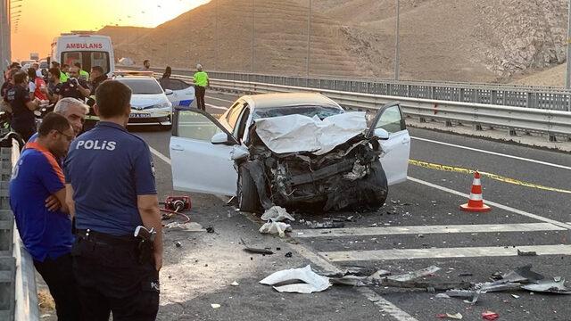 Batman'da feci kaza! Otomobil kağıt gibi ezildi: 4 kişi hayatını kaybetti