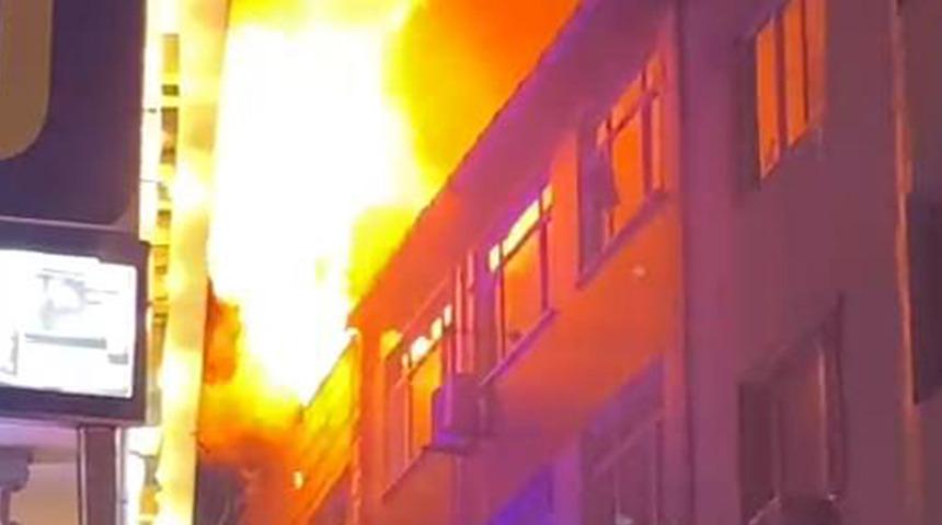 Fatih'te bir binanın üst katında korkutan yangın! Mahalleli sokağa döküldü