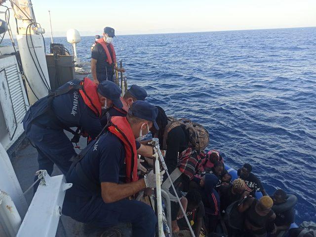 Marmaris açıklarında 65 düzensiz göçmen kurtarıldı