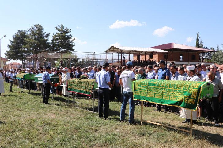 Muğla'daki trafik kazasında hayatını kaybeden 4 kişinin cenazesi defnedildi G1