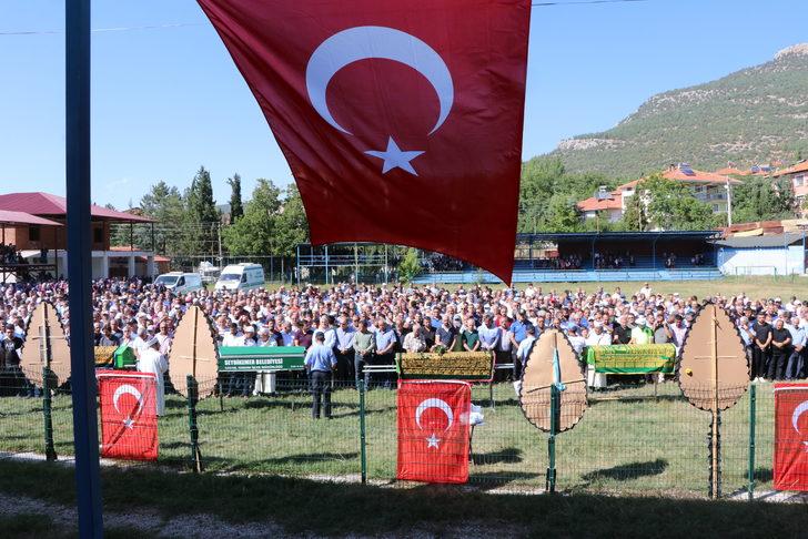 Muğla'daki trafik kazasında hayatını kaybeden 4 kişinin cenazesi defnedildi G2