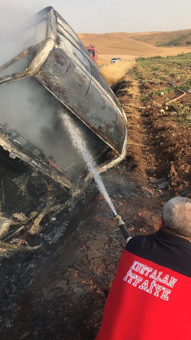 Siirt'te seyir halindeki minibüs alev aldı G3