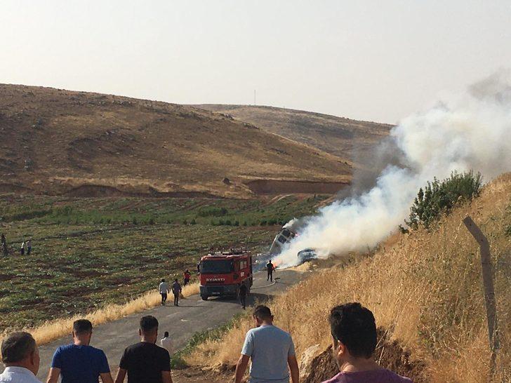 Siirt'te seyir halindeki minibüs alev aldı G5