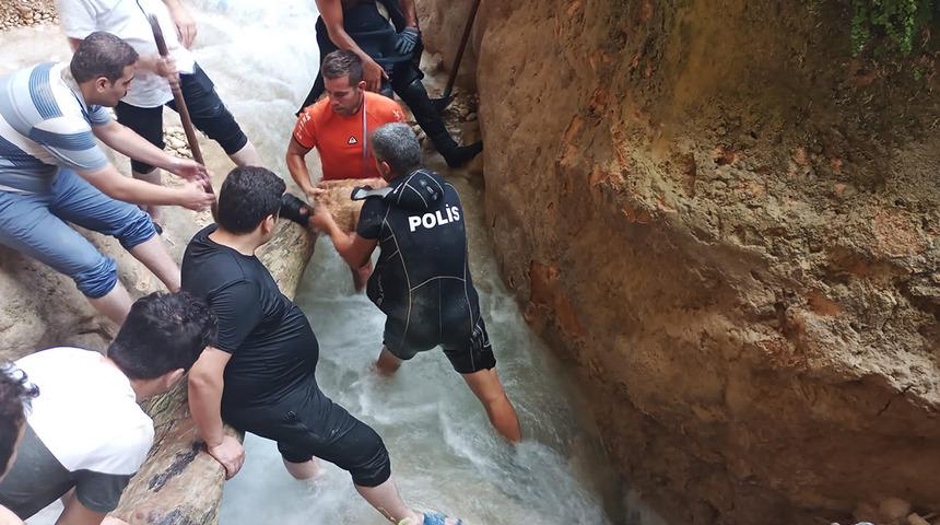 Dev kayanın altında sıkışan çocuğun cansız bedeni 30 saat sonra çıkarıldı