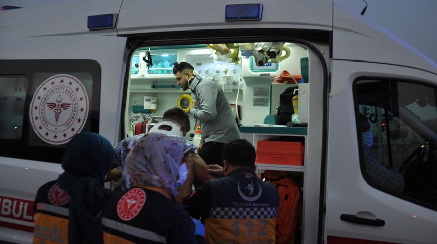 Gaziantep'te otomobille pikabın çarpıştığı kazada 3 kişi yaralandı