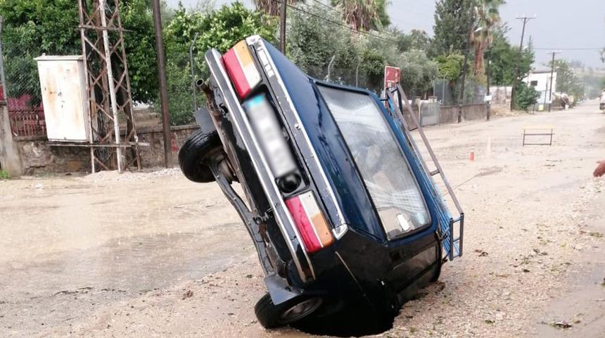 Osmaniye'de yol çöktü: Bir anda çukura saplandı!