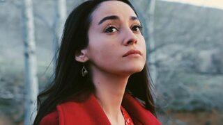 Gönül Dağı'nın Cemile'si Nazlı Pınar Kaya göğüs dekolteli poz verdi!