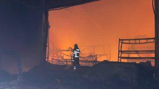 GÜNCELLEME 2 - Samsun'da kozmetik ürünleri deposundaki yangın kontrol altına alındı