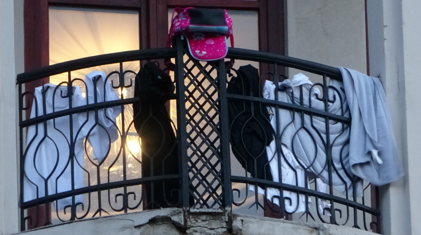 Taksim'in orta yerinde şaşırtan görüntü! Gelen geçen balkona baktı