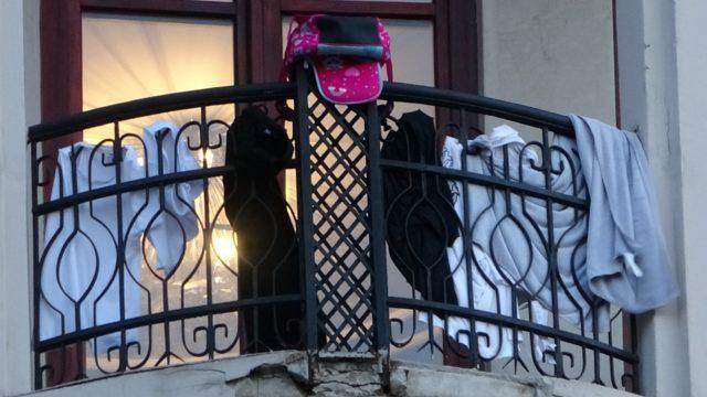 Taksim'in orta yerinde şaşırtan görüntü! Gelen geçen balkona baktı