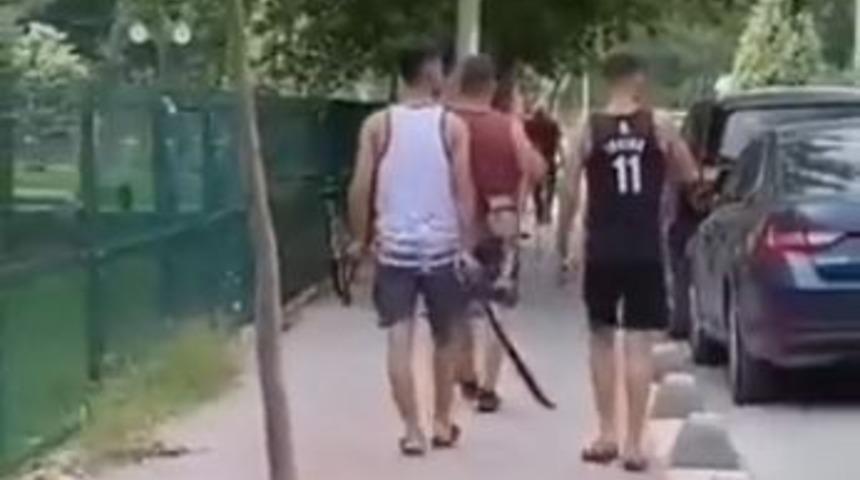 Sokak ortasında kılıçla yürümüşlerdi! Sosyal medyayı karıştıran görüntülerin sebebi belli oldu