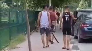 Sokak ortasında kılıçla yürümüşlerdi! Sosyal medyayı karıştıran görüntülerin sebebi belli oldu